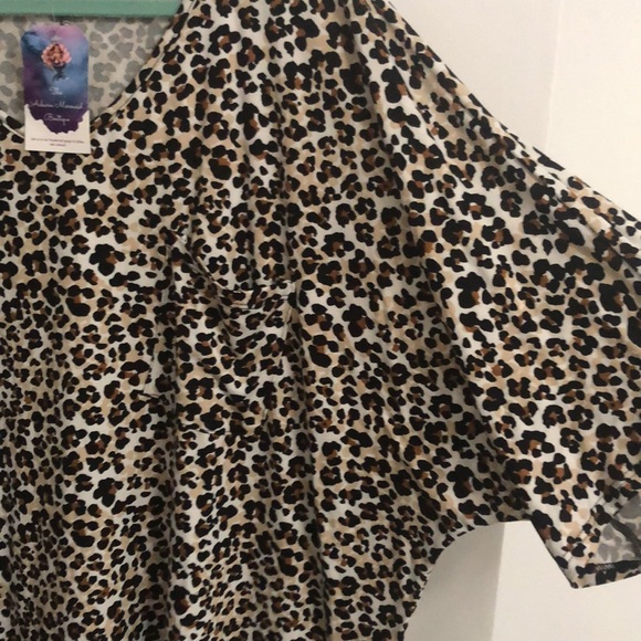 Beautiful Leopard Print Top - Picture 3 of 6